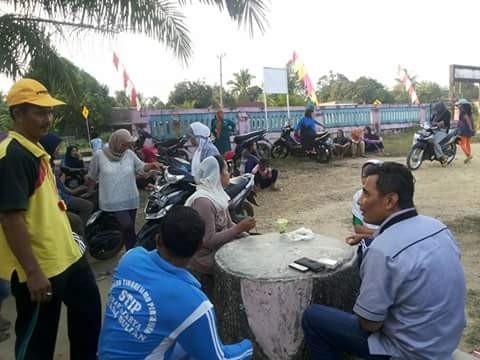 Arzanil (paling kanan) blusukan bersama warga di Batanghari